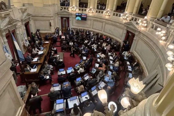 Los senadores activan negociaciones para derogar la norma que aumenta sus sueldos
