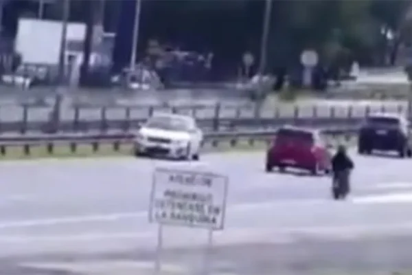 Una mujer manejó seis kilómetros a contramano por la Panamericana y provocó un choque
