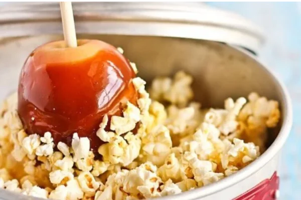 Manzanas caramelizadas con pochoclos: fácil, crocante y viral