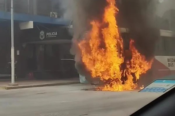 Impactante incendio de un colectivo de Rioja Bus frente a la Jefatura de Policía