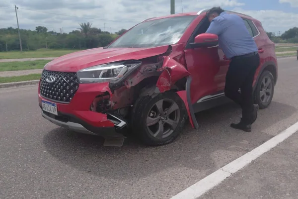 Conductora perdió el control de su auto y se estrelló contra un poste