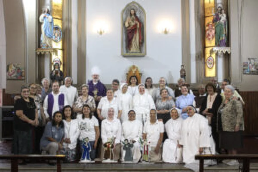 La celebraci&oacute;n. Comenz&oacute; alrededor del mediod&iacute;a. Las hermanas aguardaban con emoci&oacute;n el inicio del rito que sellar&iacute;a un &ldquo;s&iacute;&rdquo; definitivo.