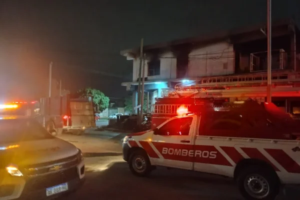 Un incendio de gran magnitud arrasó un depósito en la zona sur de la Capital