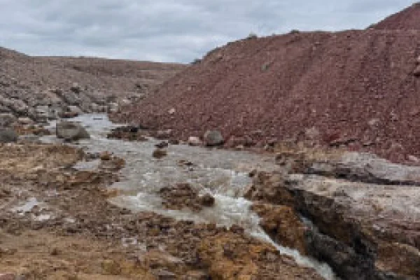 El agua del río Tirante ya atraviesa el Dique Trasvase y se reconduce