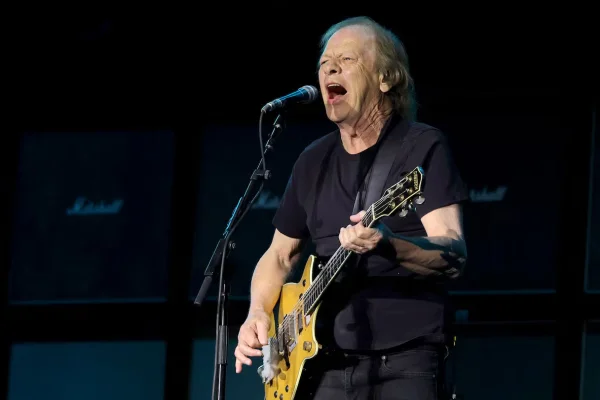 El guitarrista de AC/DC Stevie Young está internado en Buenos Aires