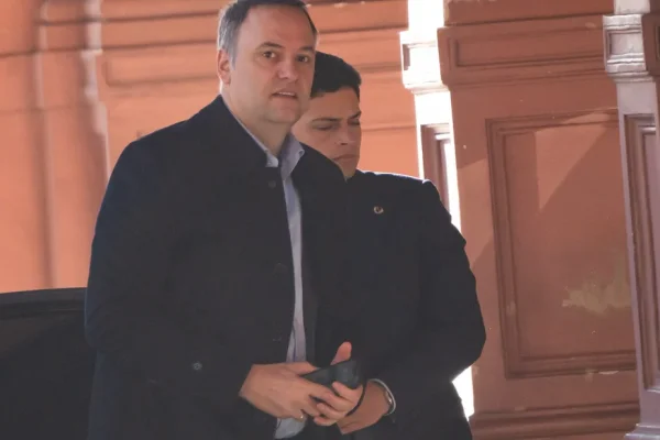 Denuncian a Manuel Adorni por presuntas irregularidades en contrataciones y la concesión de Tecnópolis