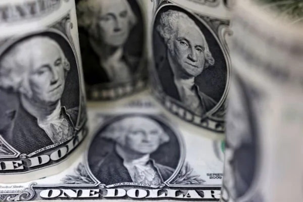 El dólar volvió a caer, tocó un mínimo en un mes y se aleja del techo de la banda