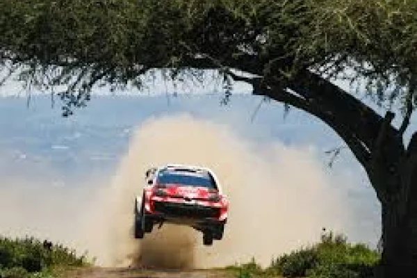 Takamoto Katsuta voló en Kenia y ganó por primera vez en WRC