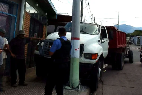 Camionero chocó un poste de luz y EDELaR cortó el servicio
