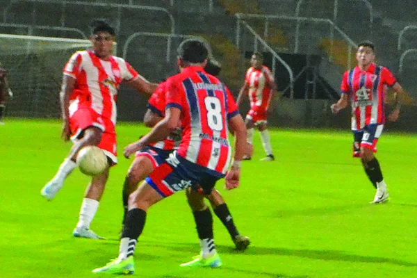 Estudiantes goleó y se ilusiona con la próxima fase del Provincial