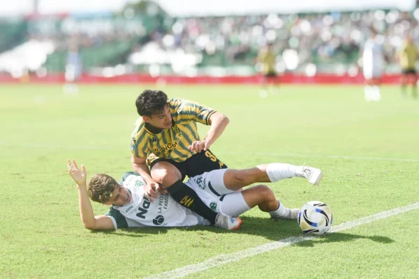 Con uno menos, Sarmiento se hizo fuerte y le ganó un partido clave por la permanencia a Aldosivi