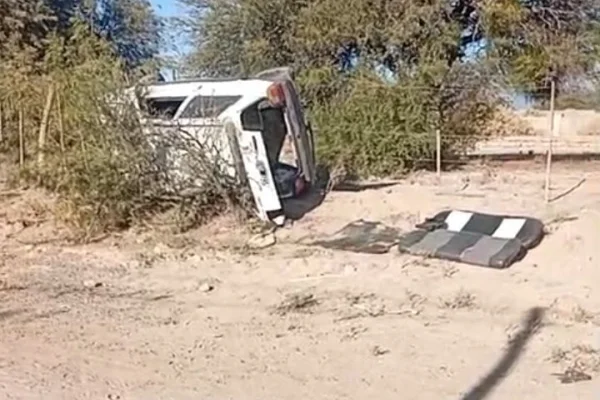 Una mujer manejaba ebria, perdió el control del auto y volcó
