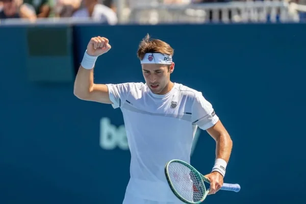 Tomás Etcheverry sigue ganando y está en octavos de final del Masters 1000 de Miami