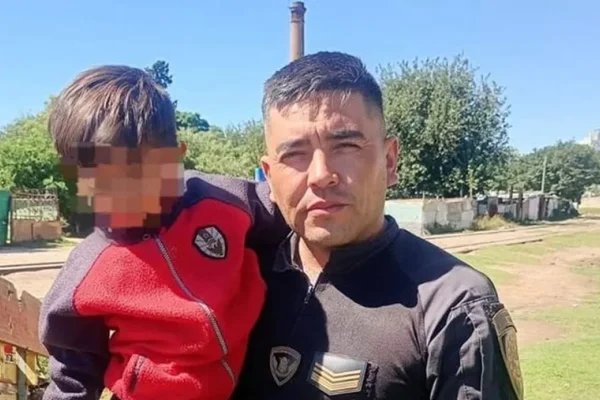 Córdoba: un policía salvó a un nene que estaba por ser atropellado por un tren