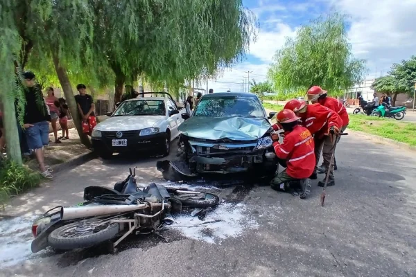 Un jóven terminó con una fractura tras un choque con un auto
