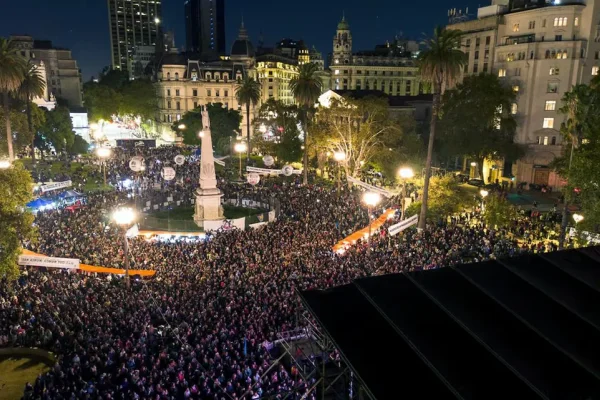 Masiva vigilia en Plaza de Mayo antes del Día de la Memoria