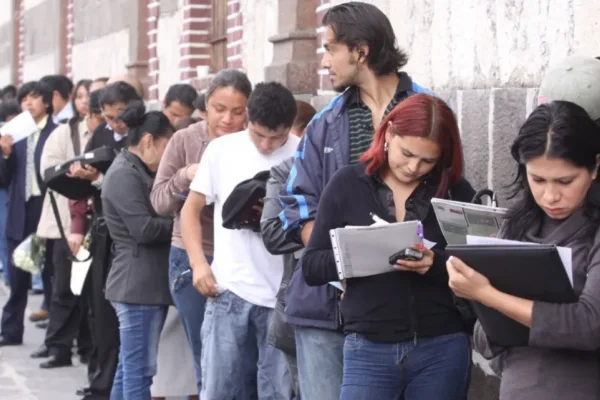 Desocupados o disconformes salen a buscar trabajo mientras la oferta de empleo se contrae