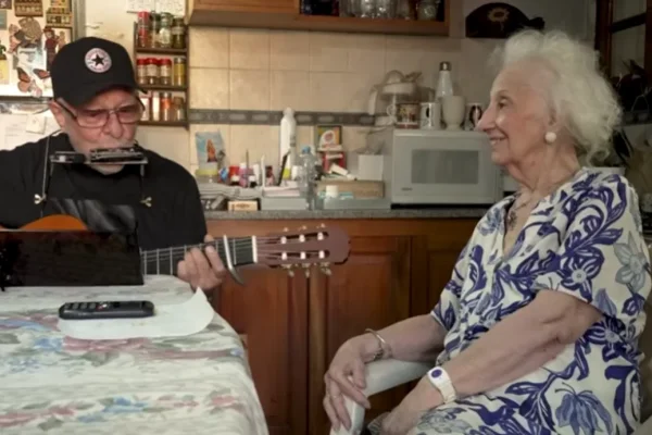 León Gieco cantó “La Memoria”, con la presencia de Estela de Carlotto