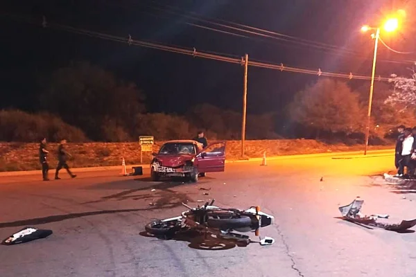 Nuevo siniestro vial entre un auto y una motocicleta dejó dos heridos