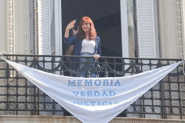 Cristina Kirchner salió al balcón y saludó a militantes durante la marcha por el 24 de marzo