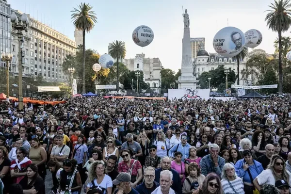 Marcha por el Día de la Memoria: una multitud llega a Plaza de Mayo