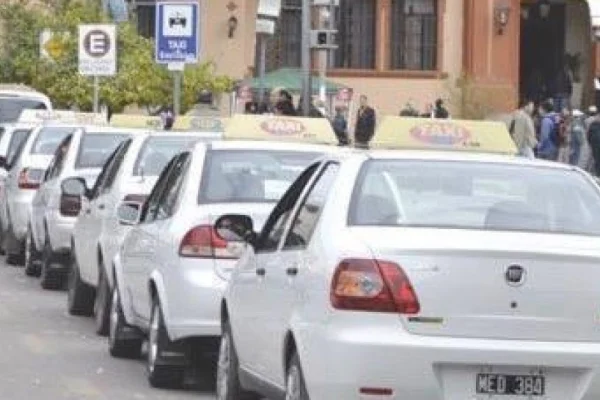 Taxistas piden un 25 por ciento de aumento