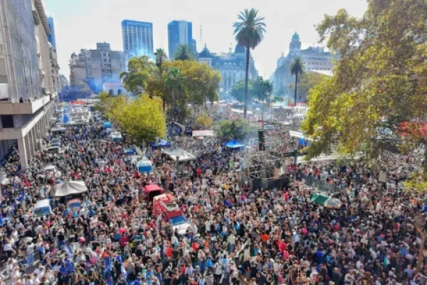 Una multitud colmó la Plaza de Mayo en el 
