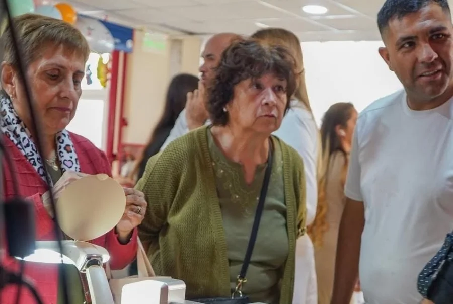 Los festejos continuaron el Hall Central, donde se mostr&oacute; a las autoridades nueva aparatolog&iacute;a, adquirida gracias al esfuerzo de la provincia,