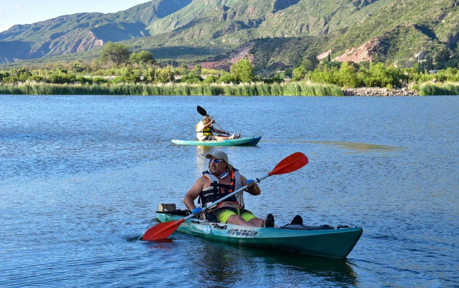 El Paseo de Los Sauces permite realizar kayak. La provincia tambi&eacute;n ofrece m&uacute;ltiples alternativas para quienes buscan experiencias al aire libre.