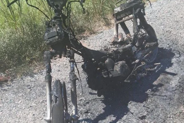 Apareció una motocicleta quemada y la Policía investiga el caso