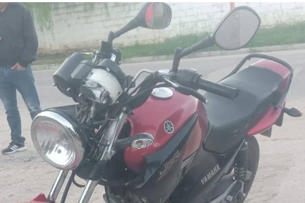 Accidente entre moto y bicicleta dejó daños y lesiones leves