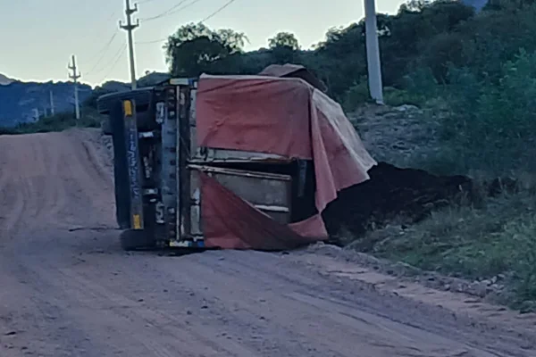  Restringen en Ruta 28  la circulación por el vuelco de un camión