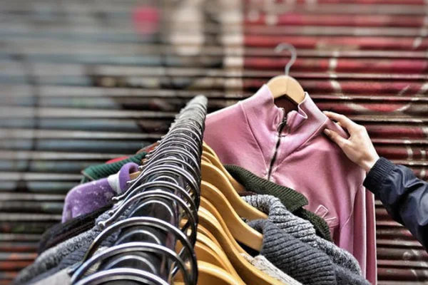 El aumento del costo de vida impulsa el interés por la ropa de segunda mano