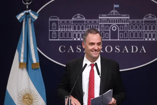 “Pedime disculpas”: qué respondió Adorni al ser consultado por su declaración patrimonial y su viaje a Punta del Este