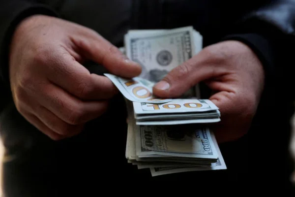 El dólar volvió a caer y ya se ubica 20% por debajo del techo de las bandas cambiarias