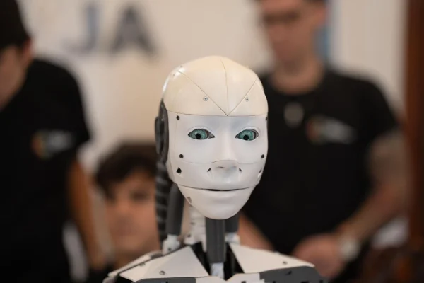 Se presentó el primer robot humanoide desarrollado por jóvenes riojanos