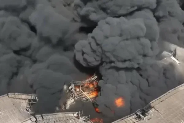 Incendio en un depósito de pintura en Francisco Álvarez: trabajan 25 dotaciones de bomberos