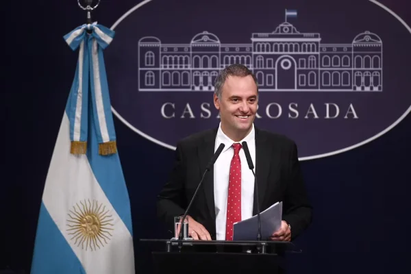 El vuelo de Adorni a Punta del Este: el broker que vendió el pasaje de vuelta declaró que lo pagó Marcelo Grandío