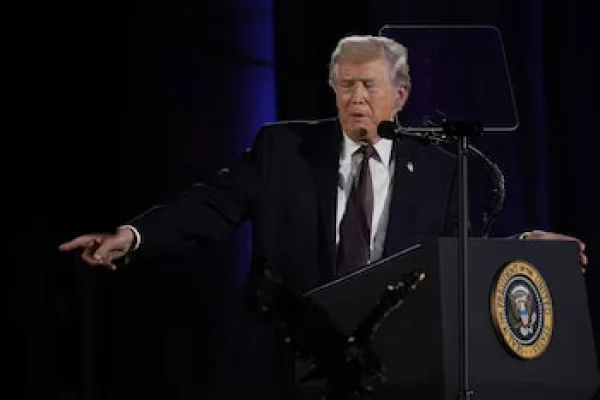 En medio de acusaciones cruzadas, Donald Trump extendió su ultimátum para que Irán reabra el estrecho de Ormuz