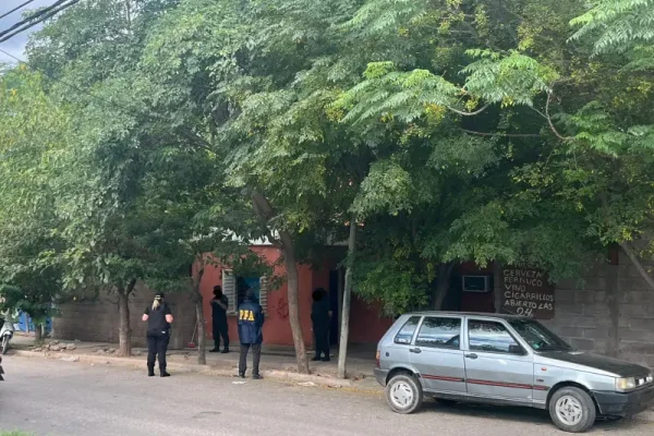 Desarticularon un punto de venta de drogas en barrio Yacampis y detuvieron a una mujer