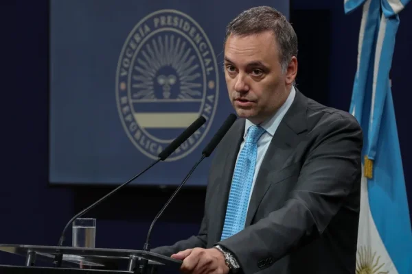 La PSA retiró documentación de la TV Pública por la causa del viaje de Manuel Adorni a Punta del Este