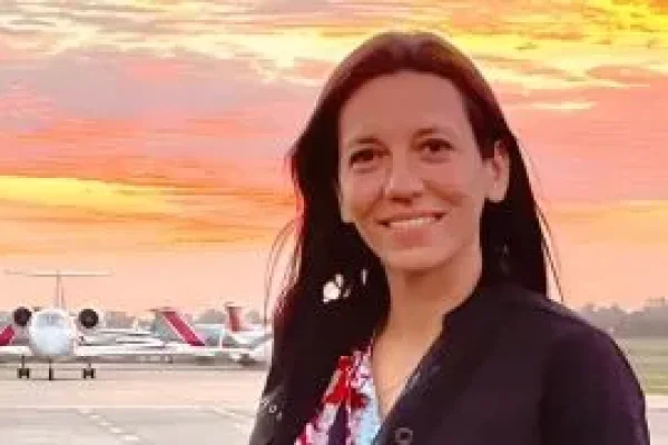 Una testigo declaró que Manuel Adorni fue invitado por el periodista en el vuelo a Punta del Este y pidieron no facturar los pasajes