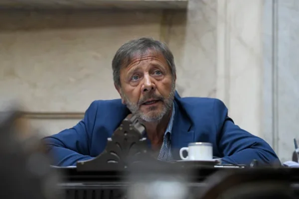 Zago exigió la renuncia de Adorni: 
