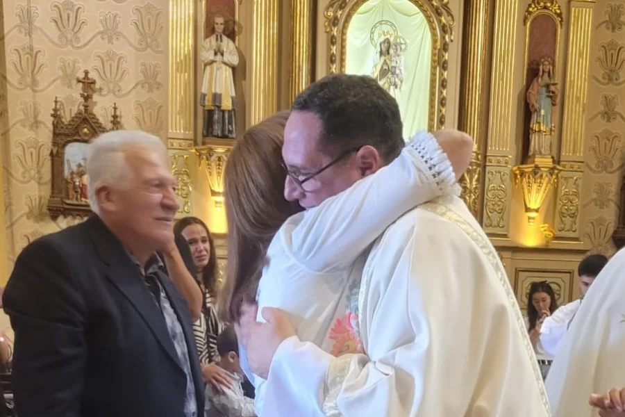 El abrazo junto a sus familiares.