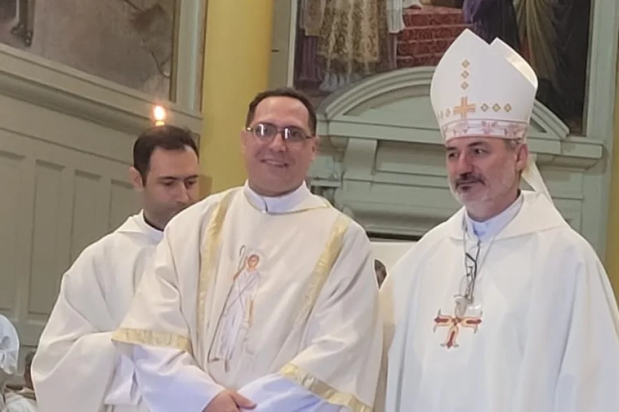 El obispo Dante Braida junto al nuevo diácono de l