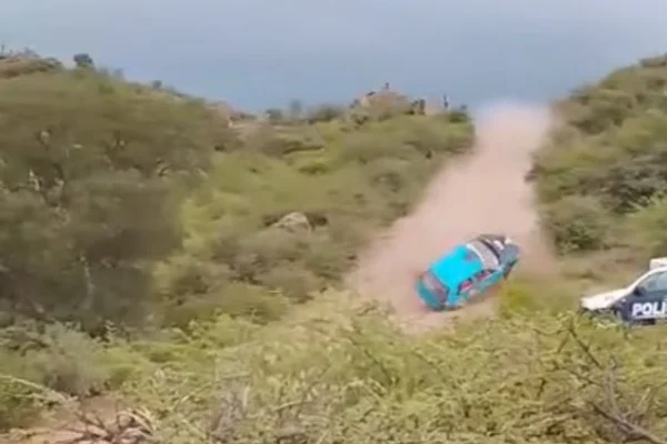 Rally riojano: impresionante vuelco de los chamicalenses Farias