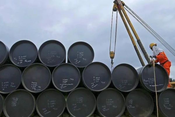 Trump amenaza con “apoderarse del petróleo de Irán” y empuja los precios del crudo al alza