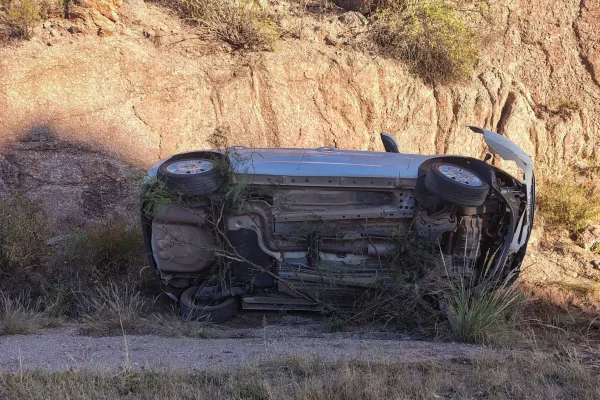 Impactante vuelco en la Cuesta de Huaco terminó sin heridos