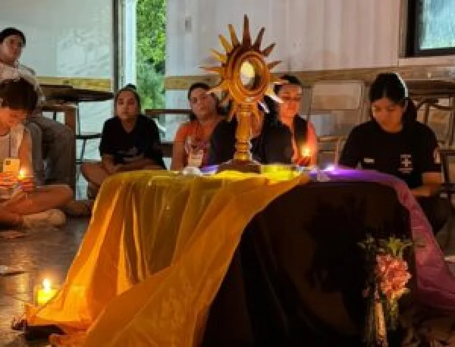 El s&aacute;bado. Los j&oacute;venes compartieron un momento de oraci&oacute;n y desayuno. Luego, participaron con alegría de la ordenaci&oacute;n diaconal de Maxi Palacio.