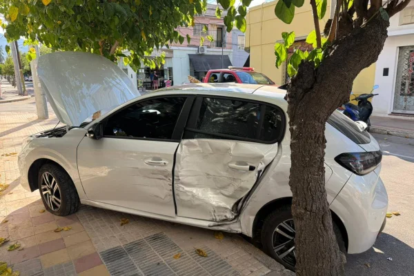 Fuerte choque de un auto y una camioneta dejó daños materiales
